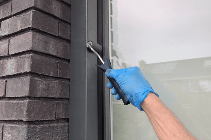 Onderhoud pvc raam door schilderen van raamkader met roller